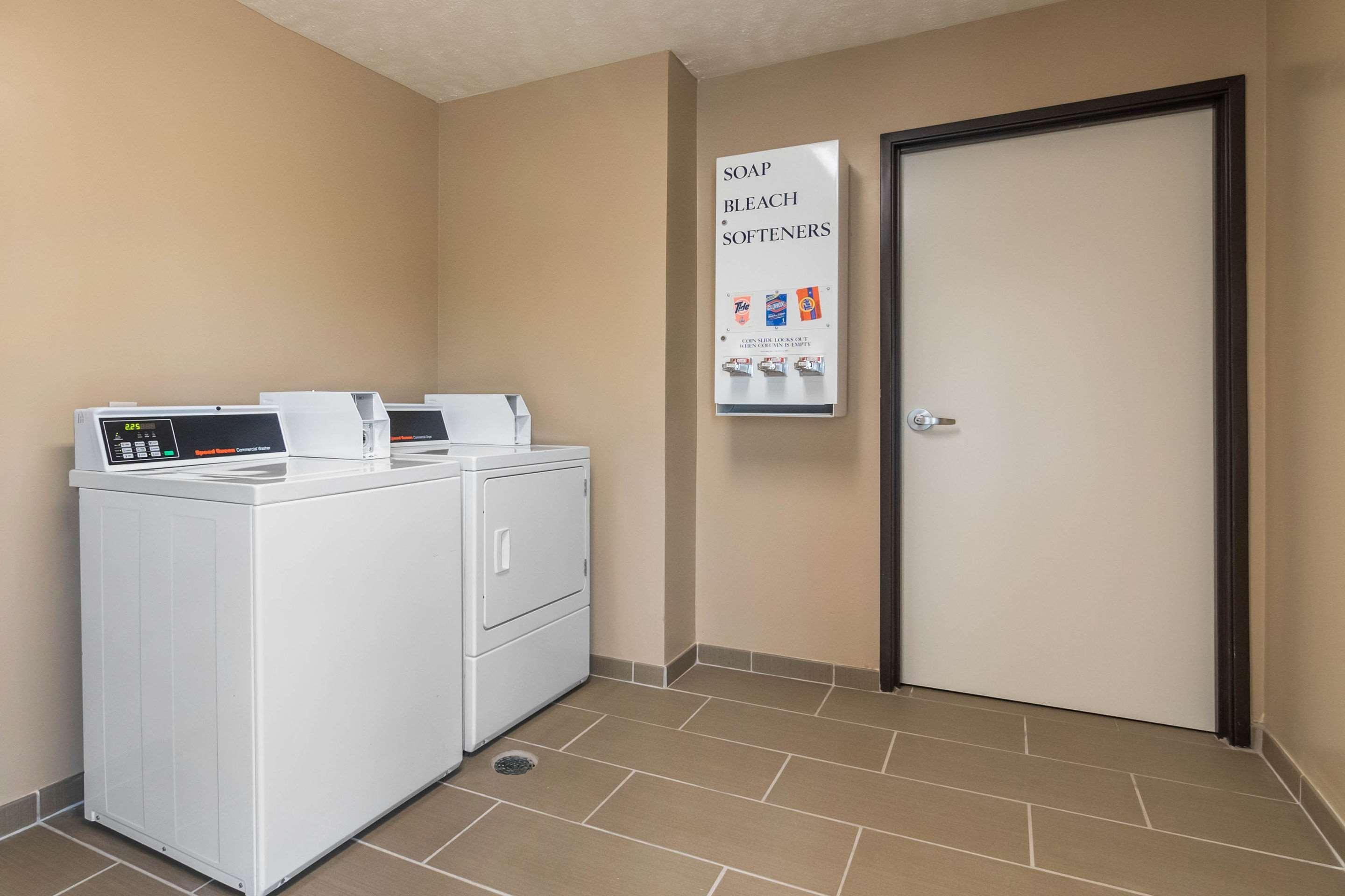 Comfort Suites Speedway - Kansas City Eksteriør billede